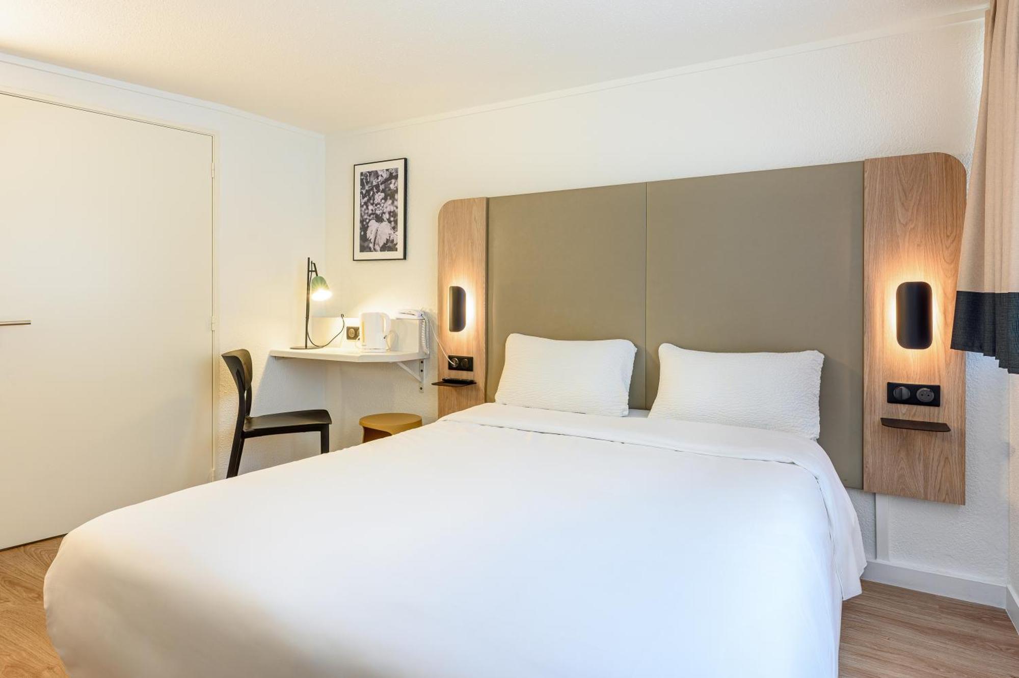 Standard Room 1 Queen Bed