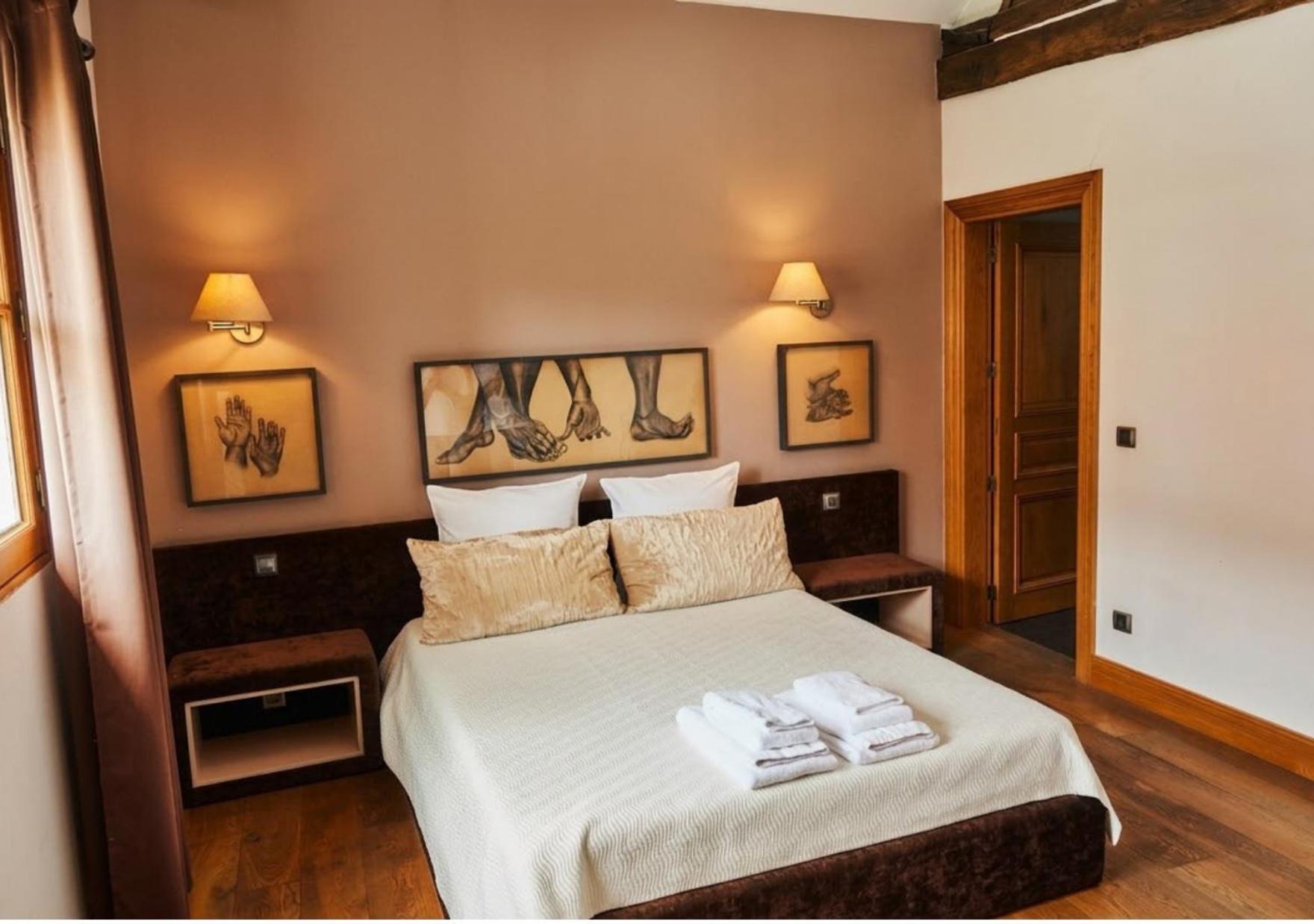 Deluxe Double Room Shower