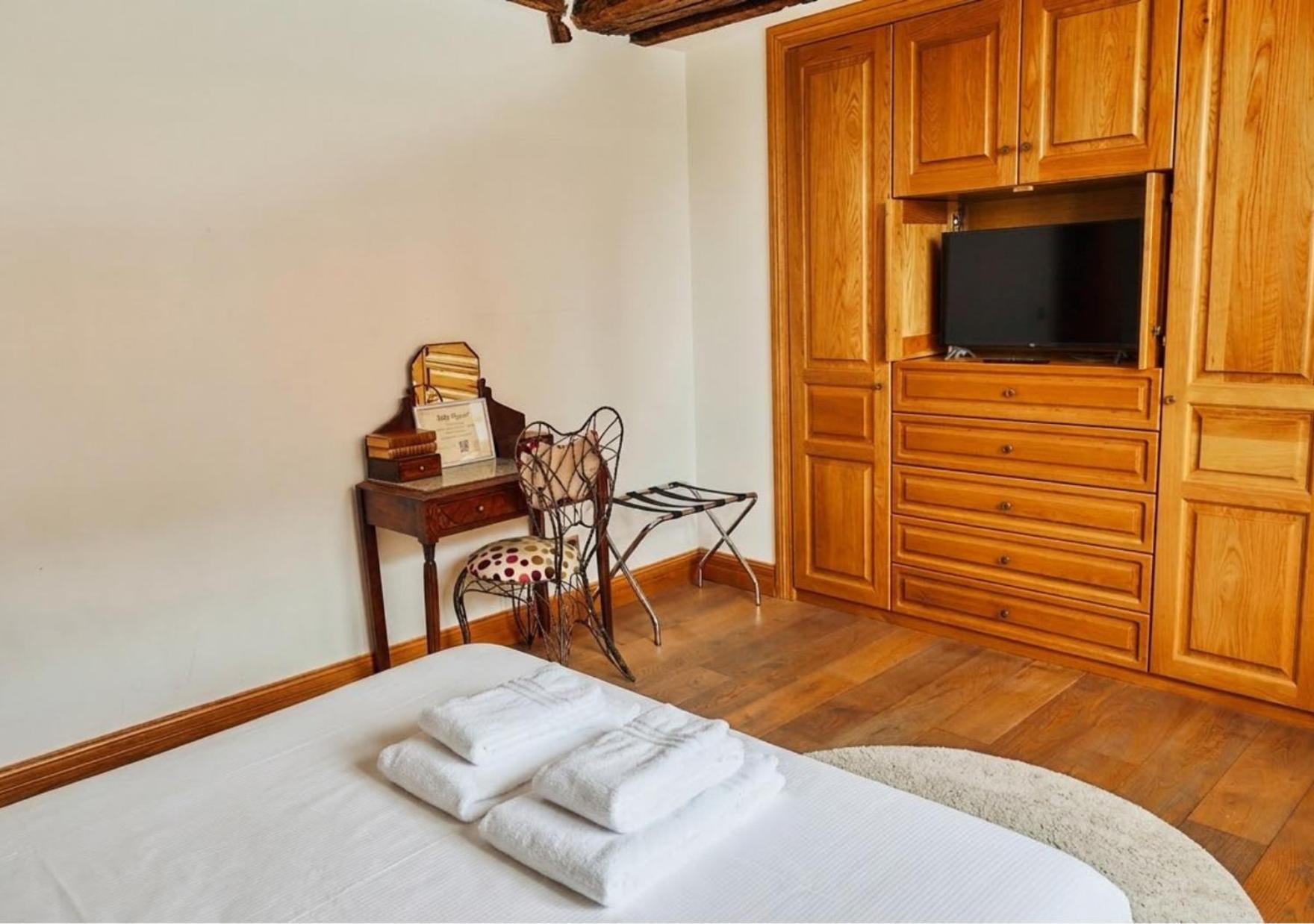 Deluxe Double Room Shower