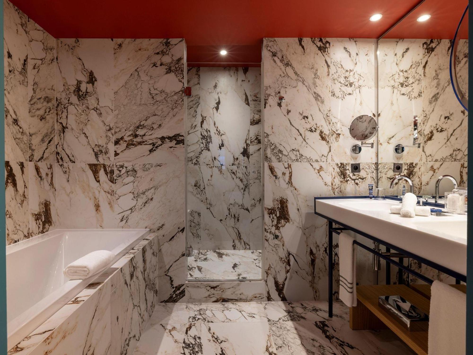 Suite Bottle of Champagne Spa & Fitness Access