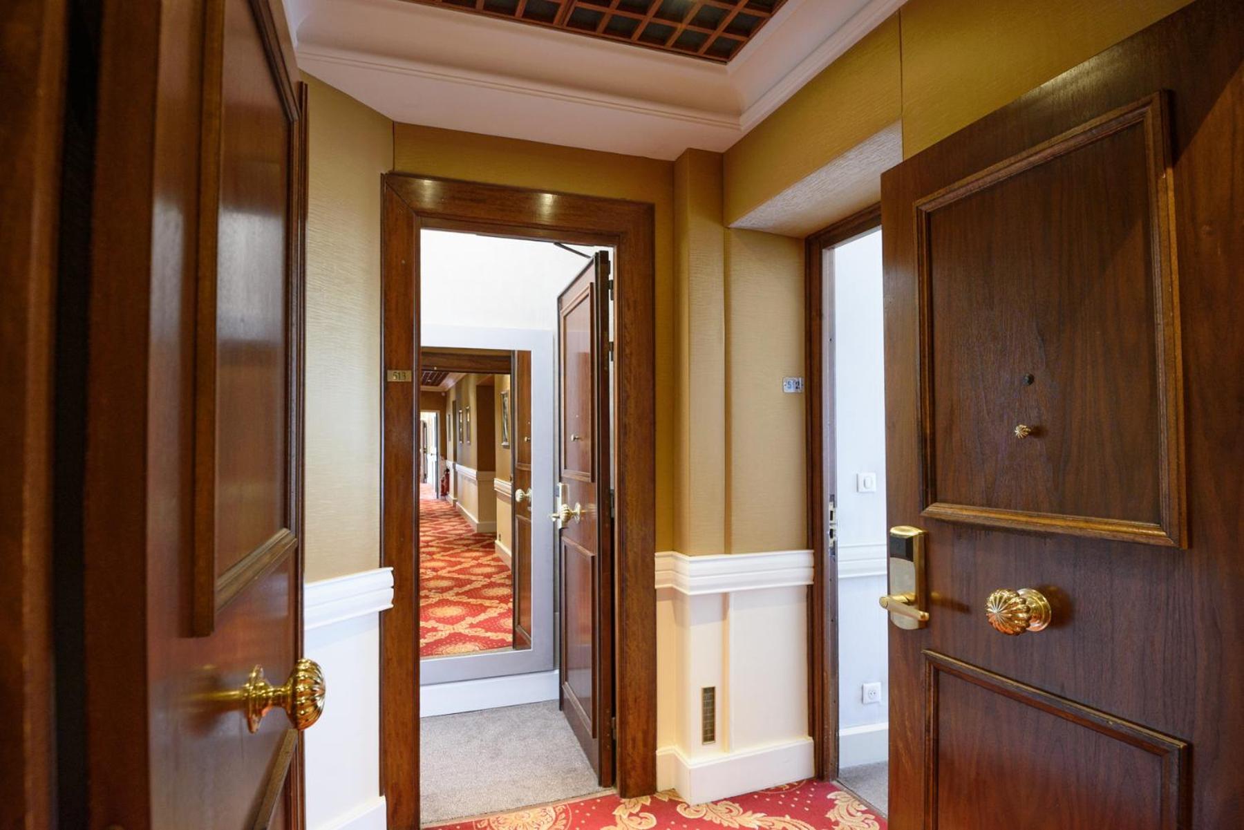 Family Suite Adjacent rooms sea city view