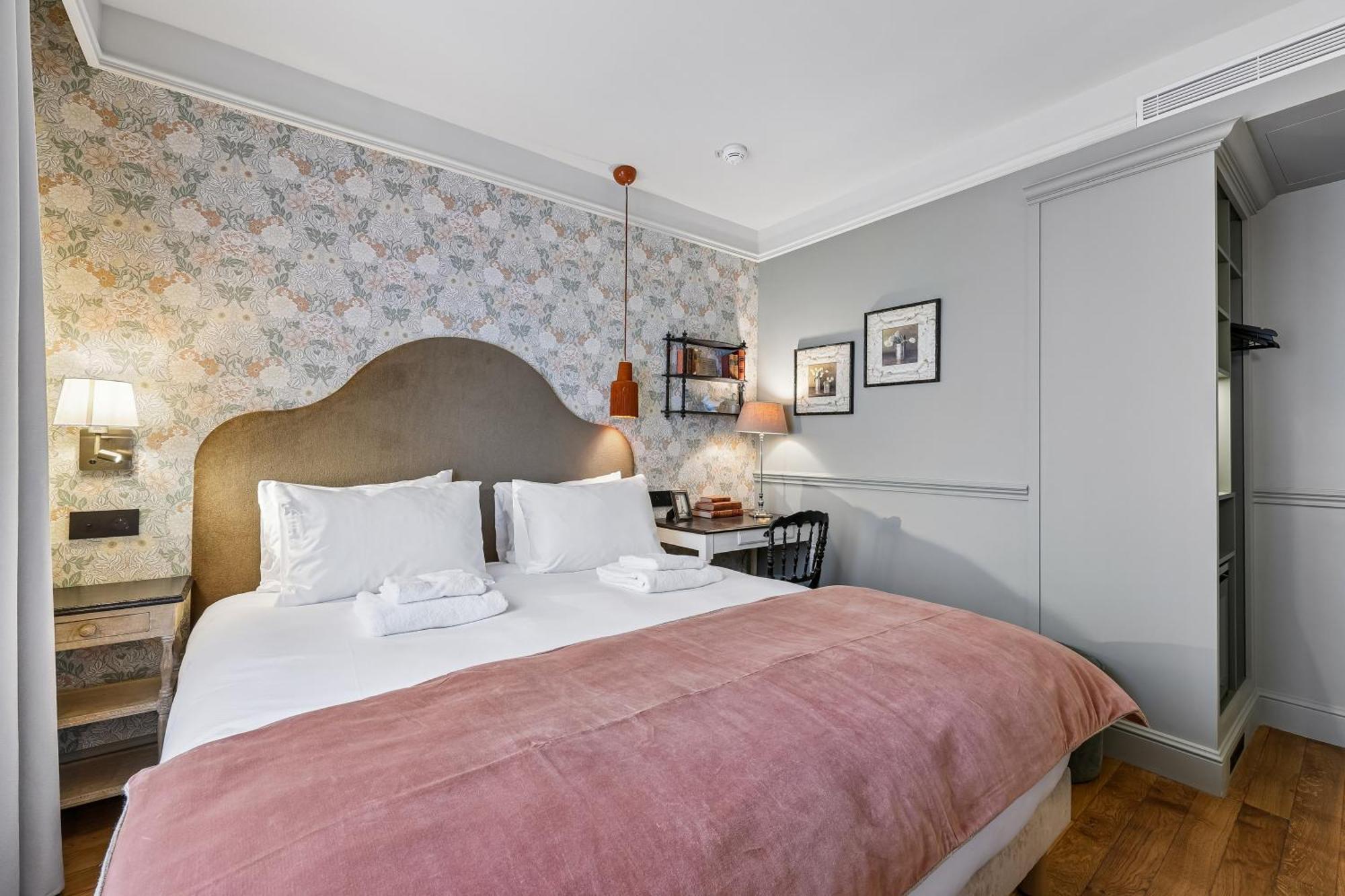 Queen Room Garden View