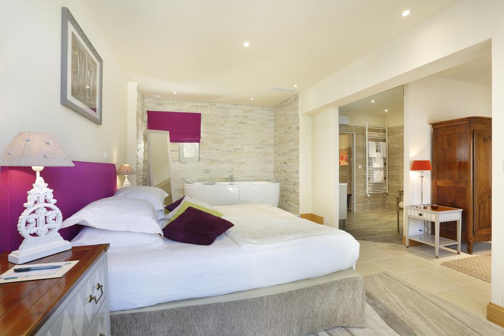 Double Room Signature