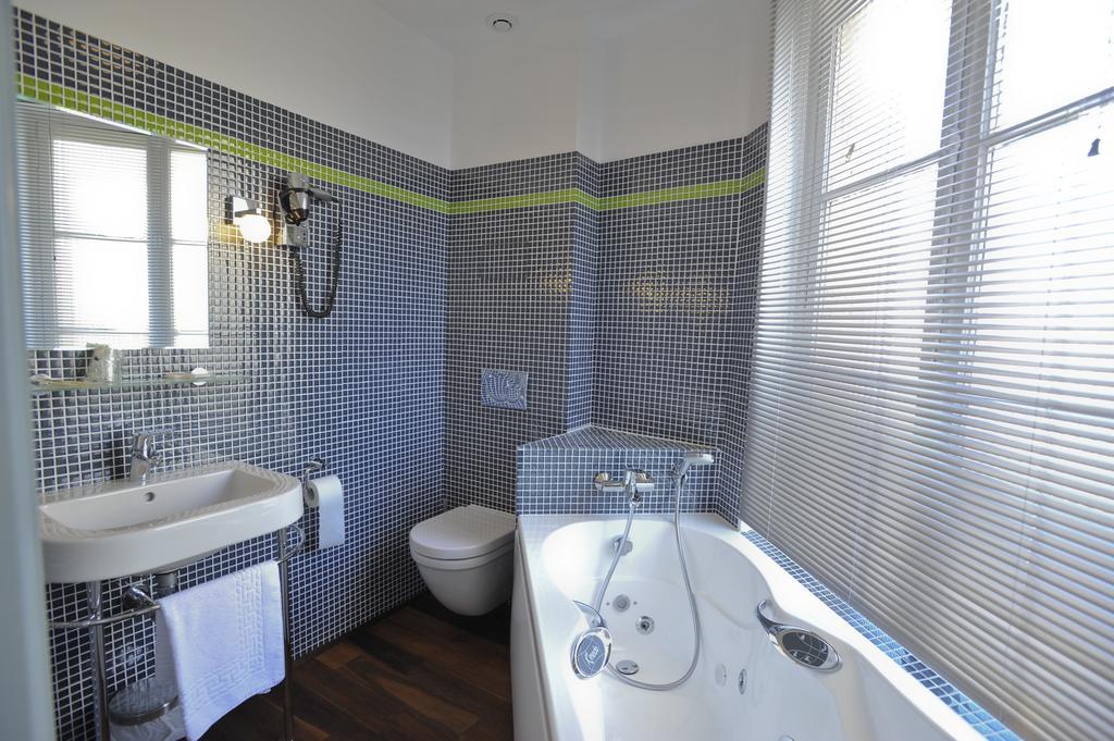 Chambre Triple avec Baignoire Spa - Vue sur Ville