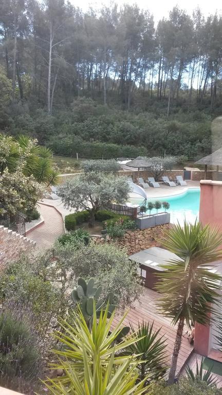 Chambre Lit King-Size - Vue sur Piscine