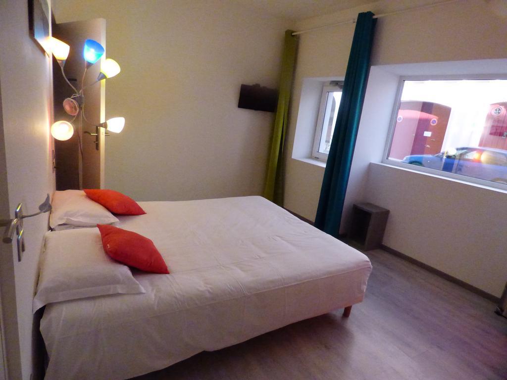 Double room without view Backyard or Velux
