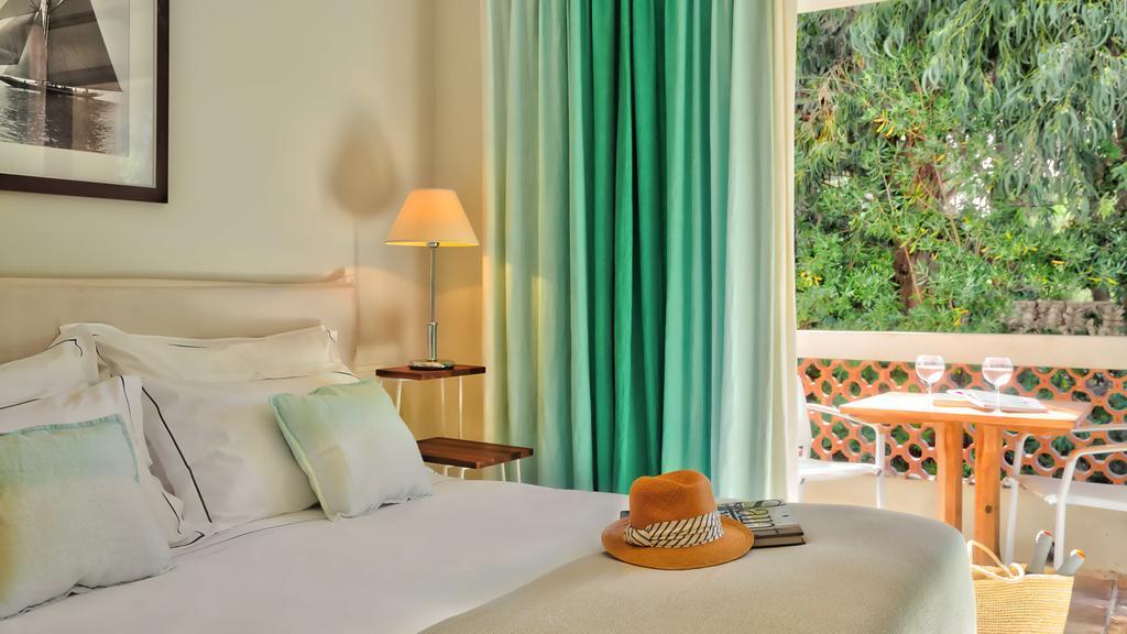 Triple room with a west-facing garden view and a balcony, free access to the spa and private beach
