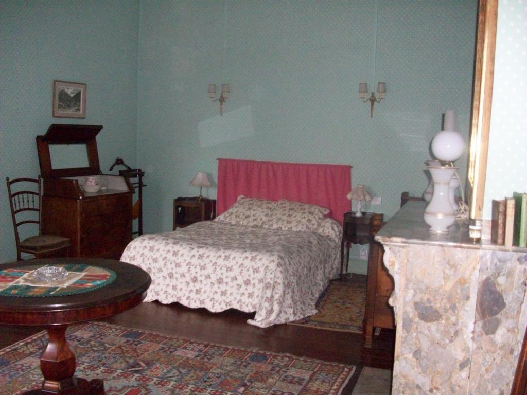 Esclamonde Family Room