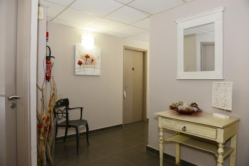 Confort Double Room Court View 1st Floor