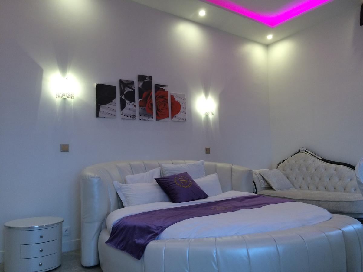 Honeymoon Suite