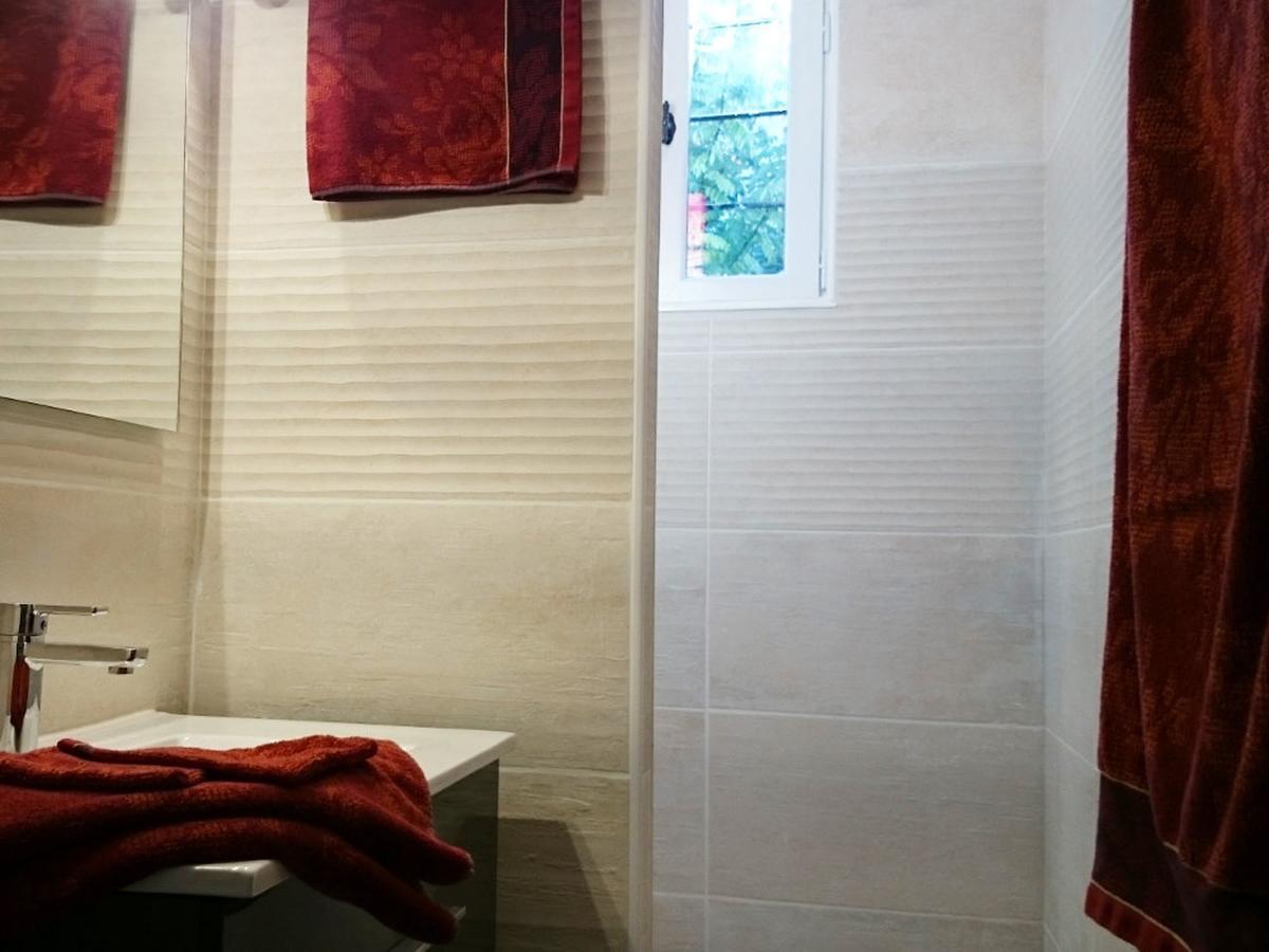 Camera Matrimoniale/Doppia con Letti Singoli con Bagno in Comune