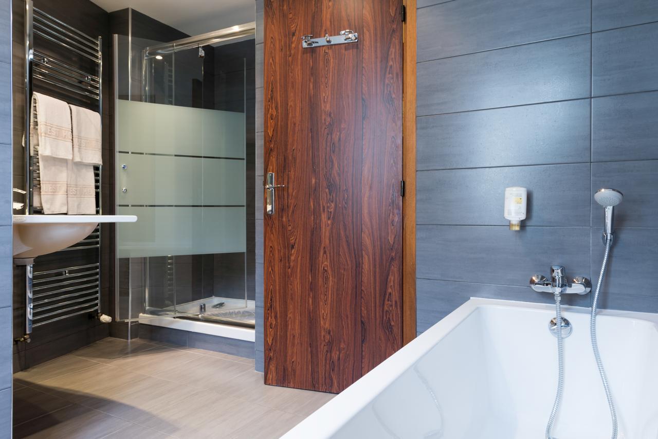 Twin Room with Bath,549330528:JPEG