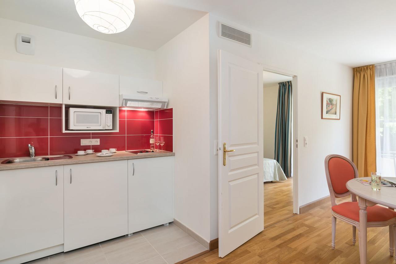 One-Bedroom Apartment,799590438:JPEG