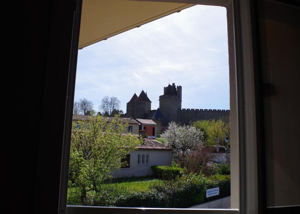 Twin Room with Medieval city view,692275842:JPEG