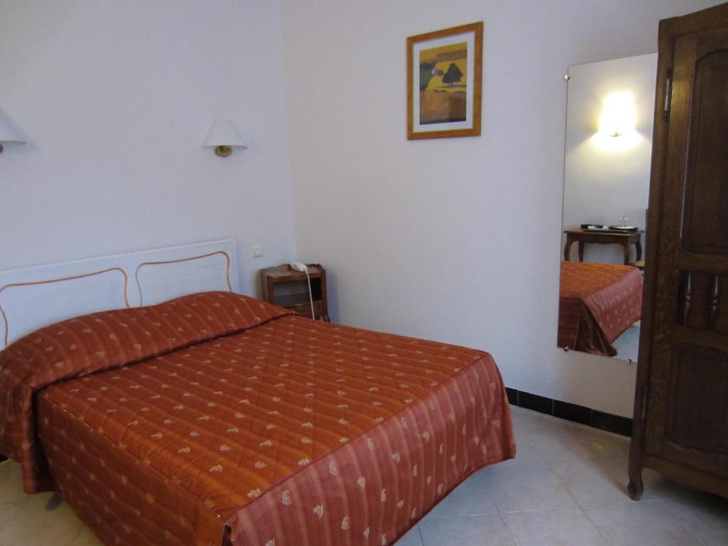 Standard Doppel- oder Zweibettzimmer mit Meer- und Gartenblick
