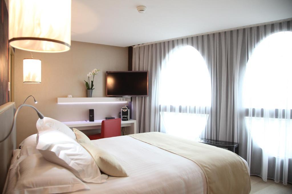 Deluxe Queen Room