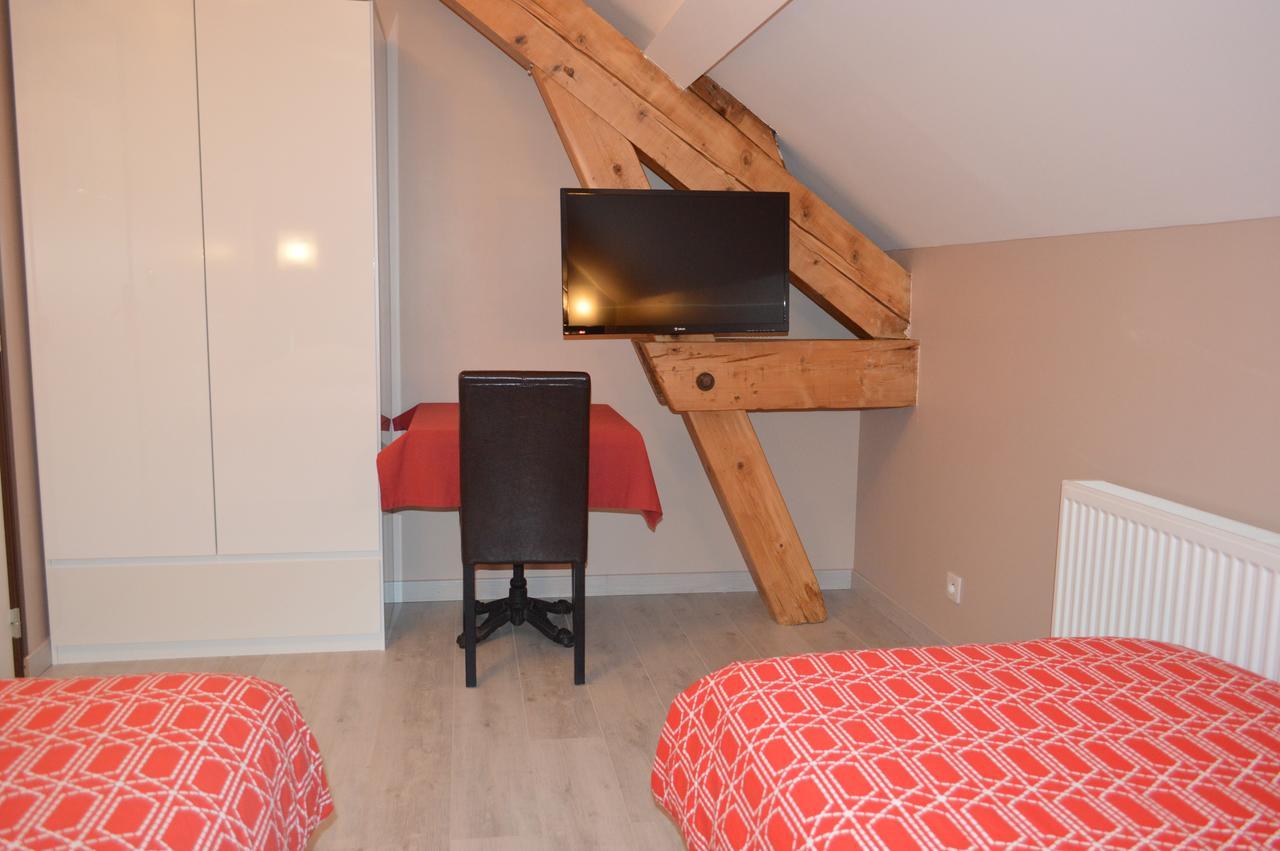 Two Adjacent Double/Twin Room with common bathroom - Stair access only
