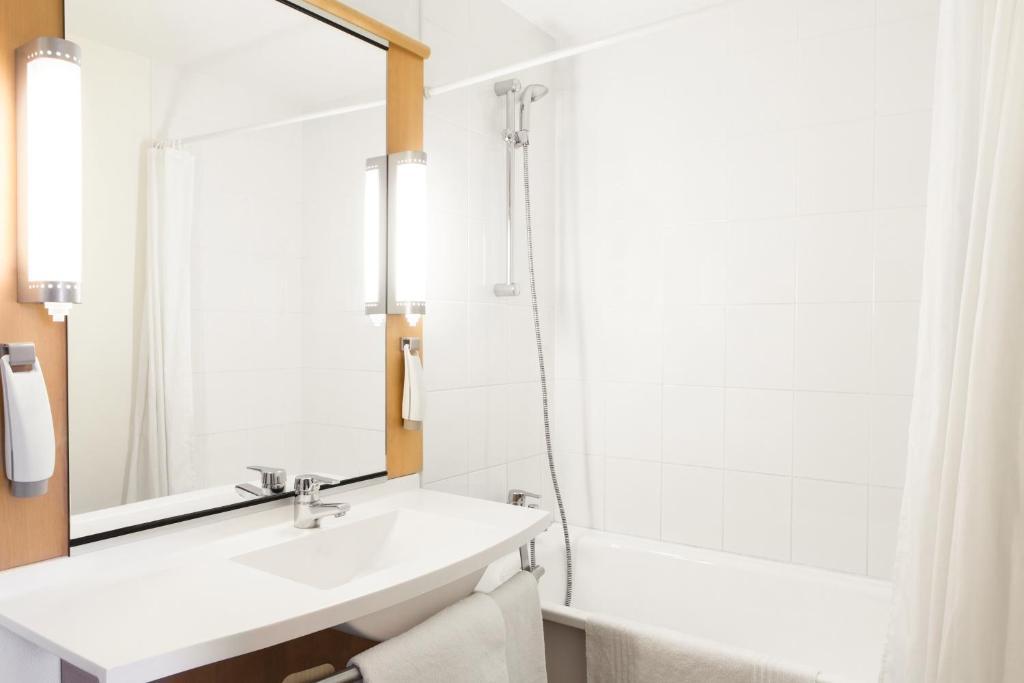 Standard Room with One Double Bed and One Single Bed