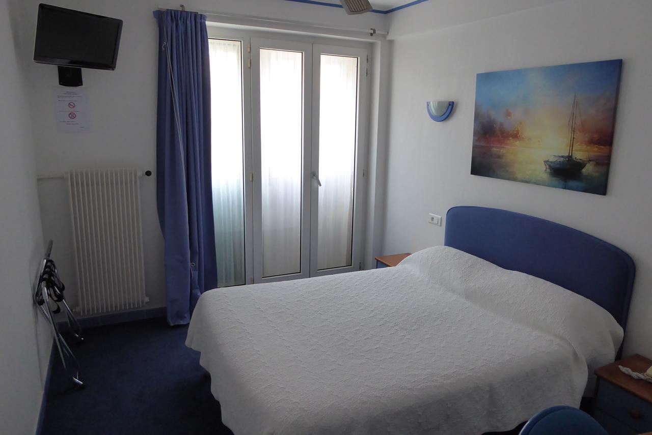 Doppelzimmer mit Straßenblick