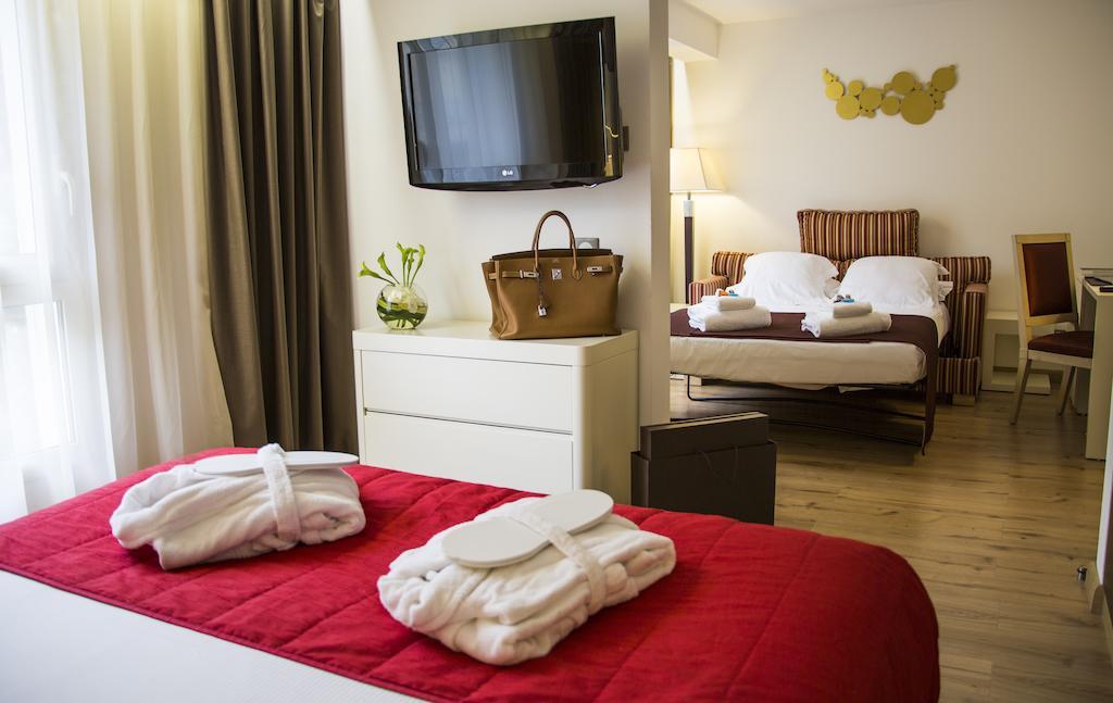 Connecting Family Room with Free Spa Access,507095433:JPEG