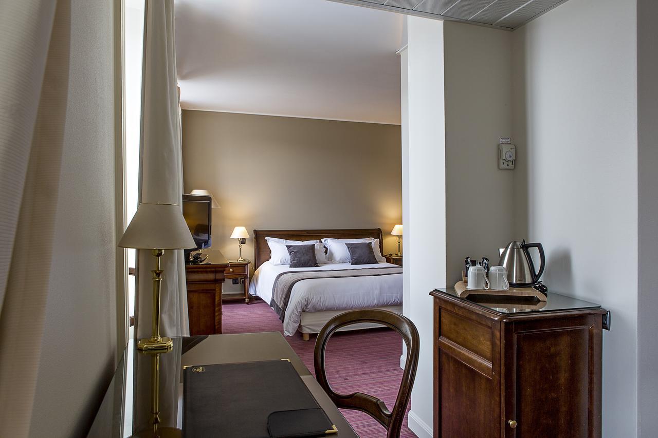 Junior Queen Suite