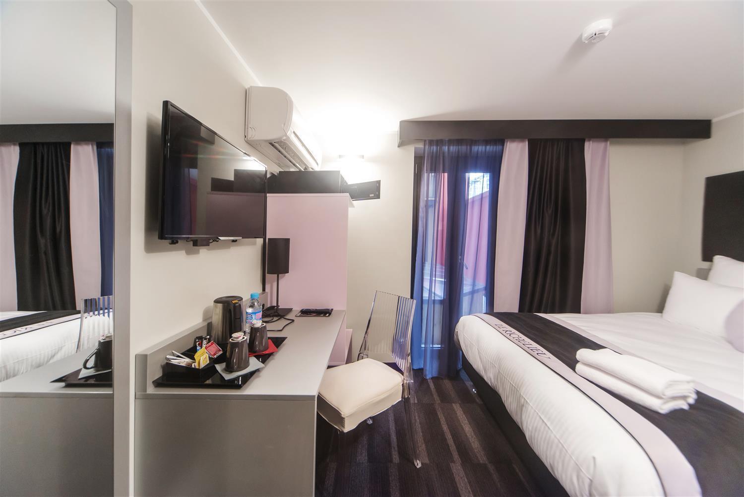 Standard Queen Room Queen Bed Balcony Side