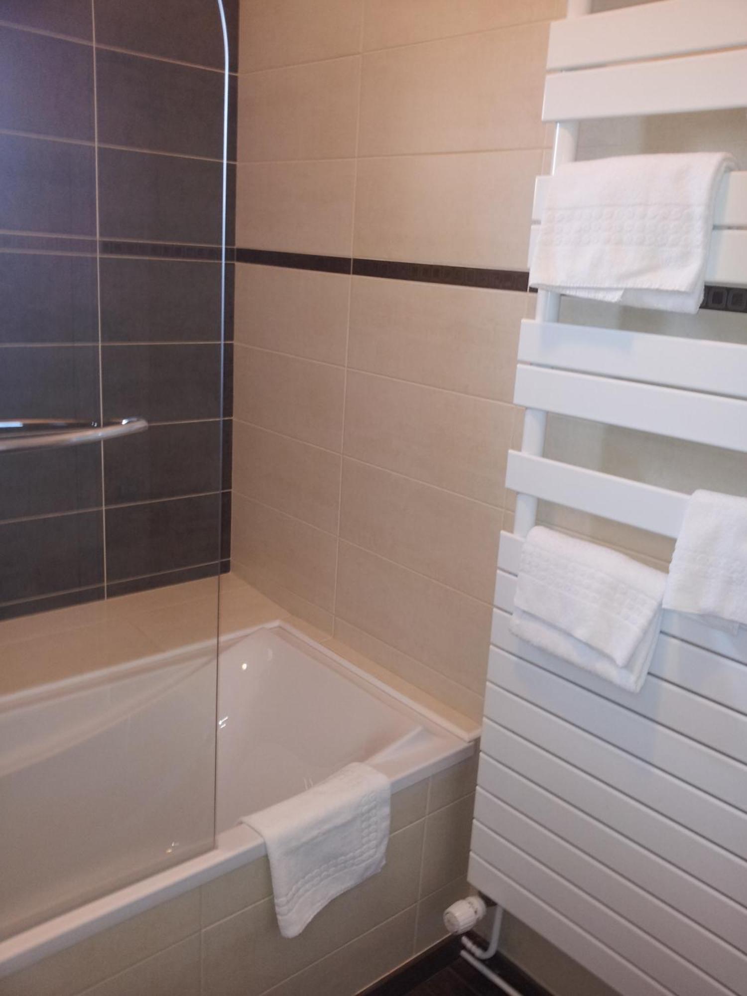 Twin Room Bath Port Side,692241495:JPEG