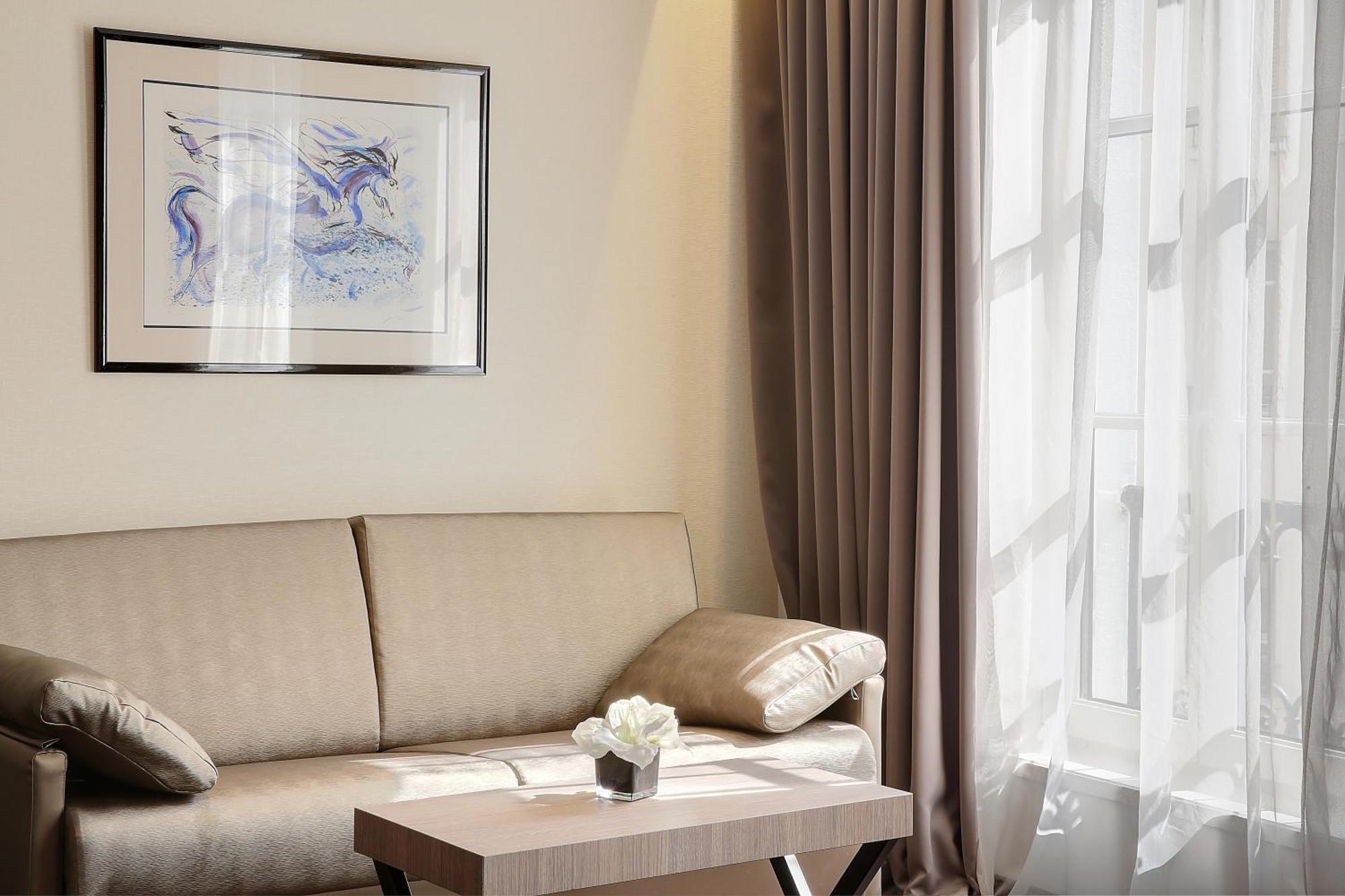 Junior Queen Suite