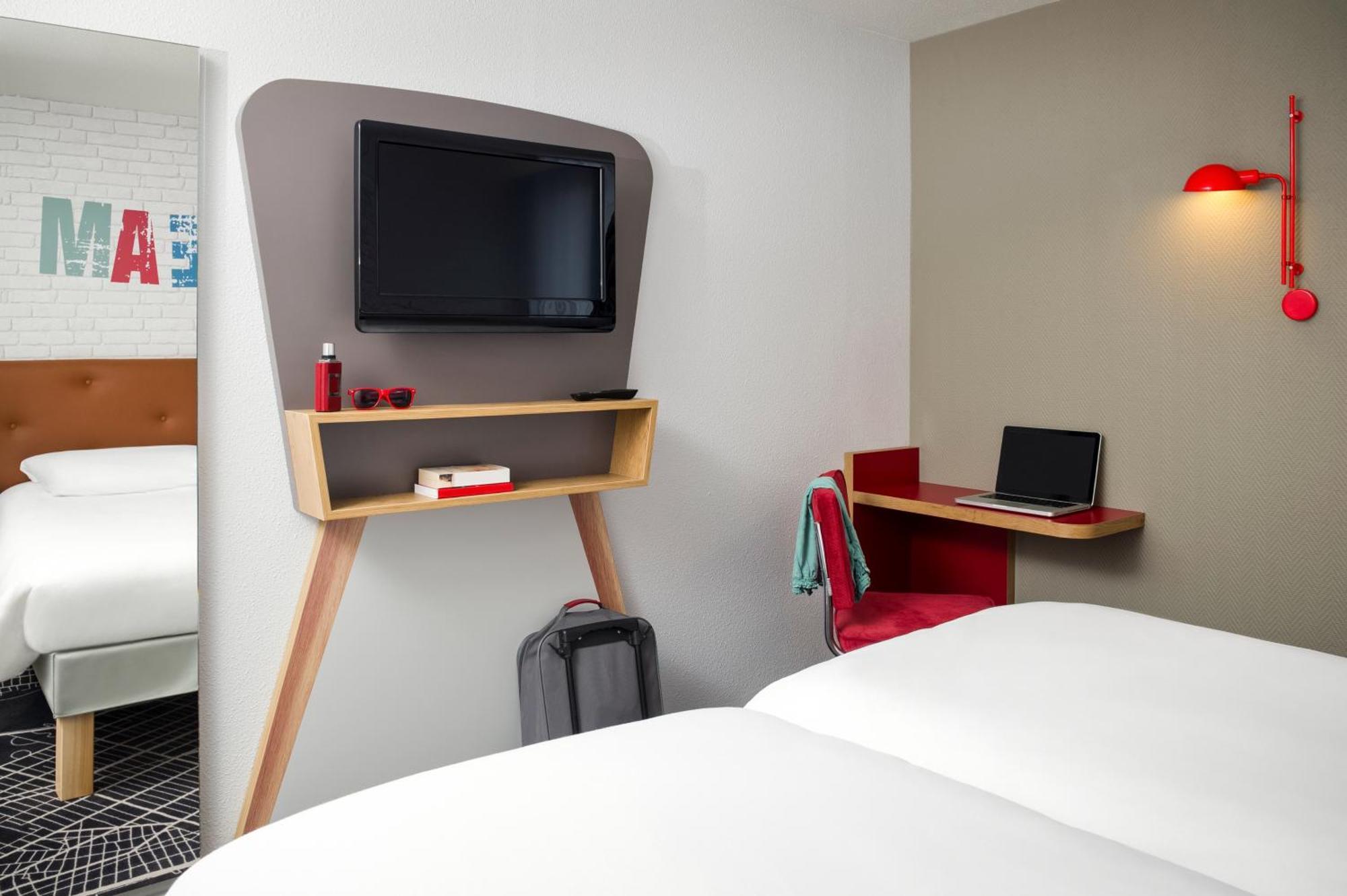 2 Adjacent Rooms
