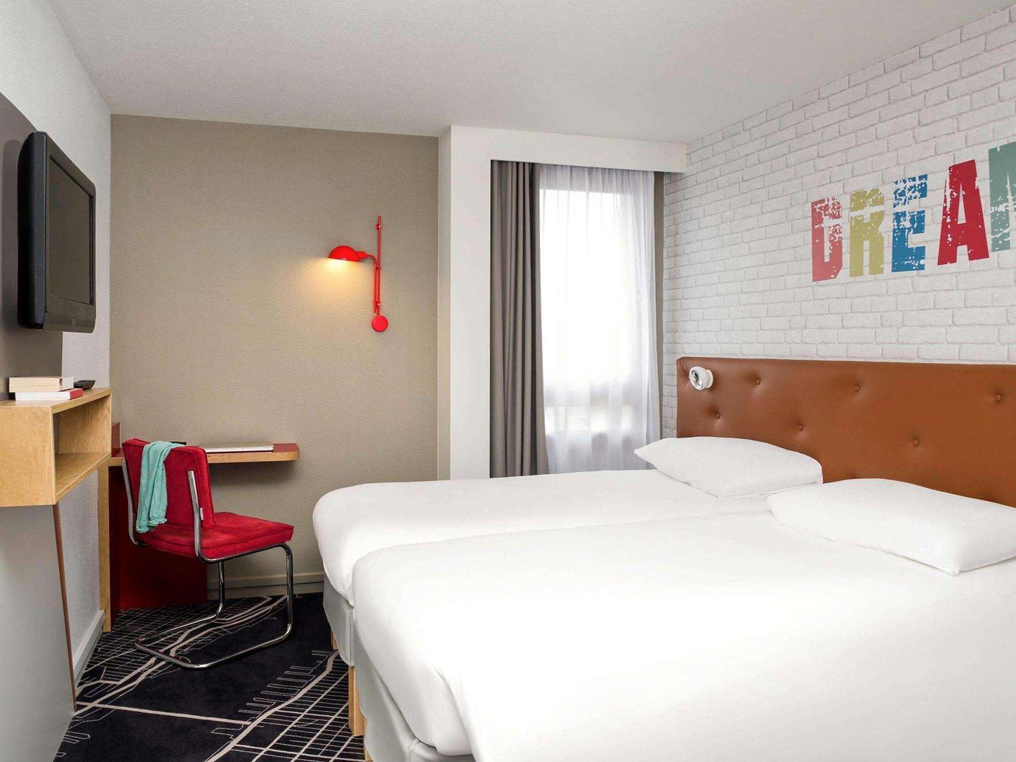 2 Adjacent Rooms