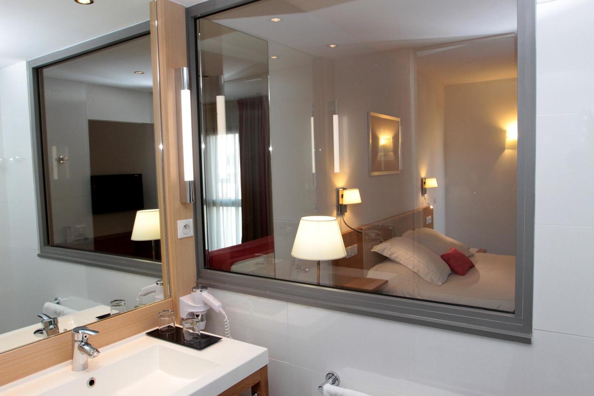 Chambre Lit Queen-Size Confort avec Balcon