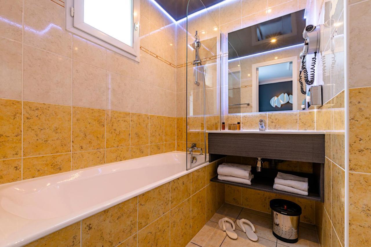 Deluxe Queen Room Access to swimming pool or fitness
