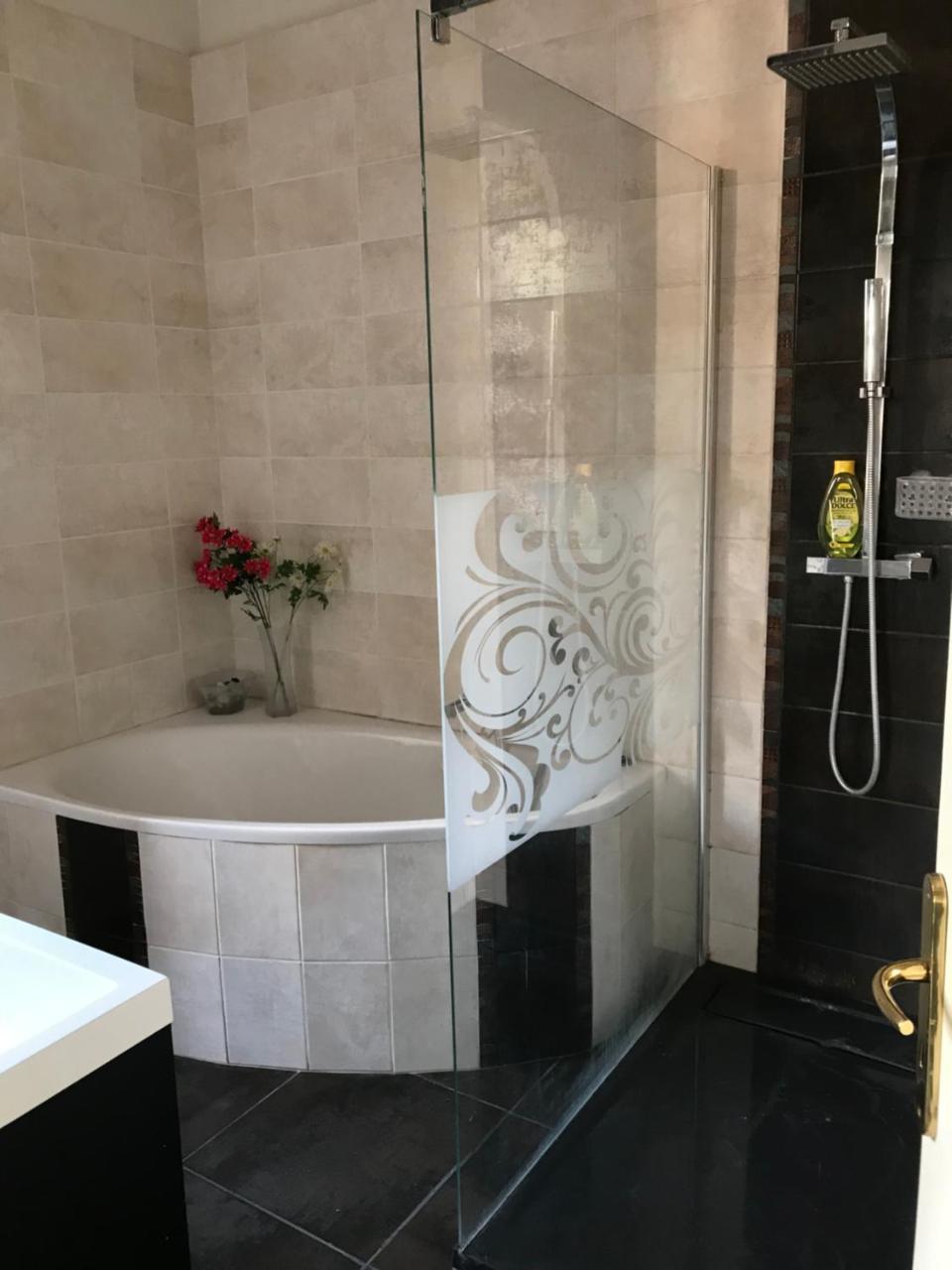 Vierbettzimmer mit Badewanne