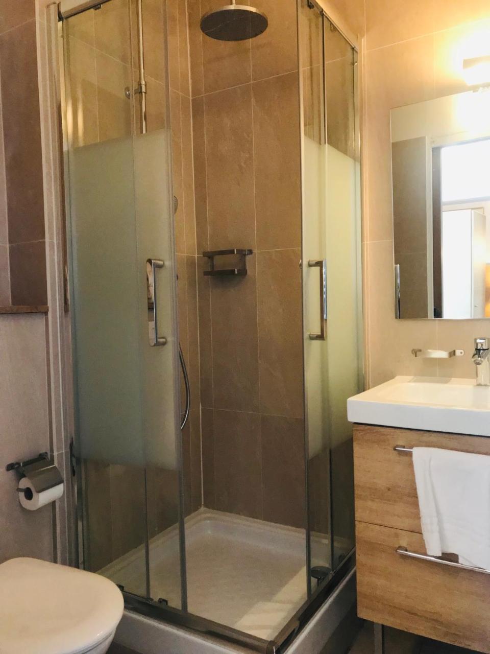 Twin Room Shower