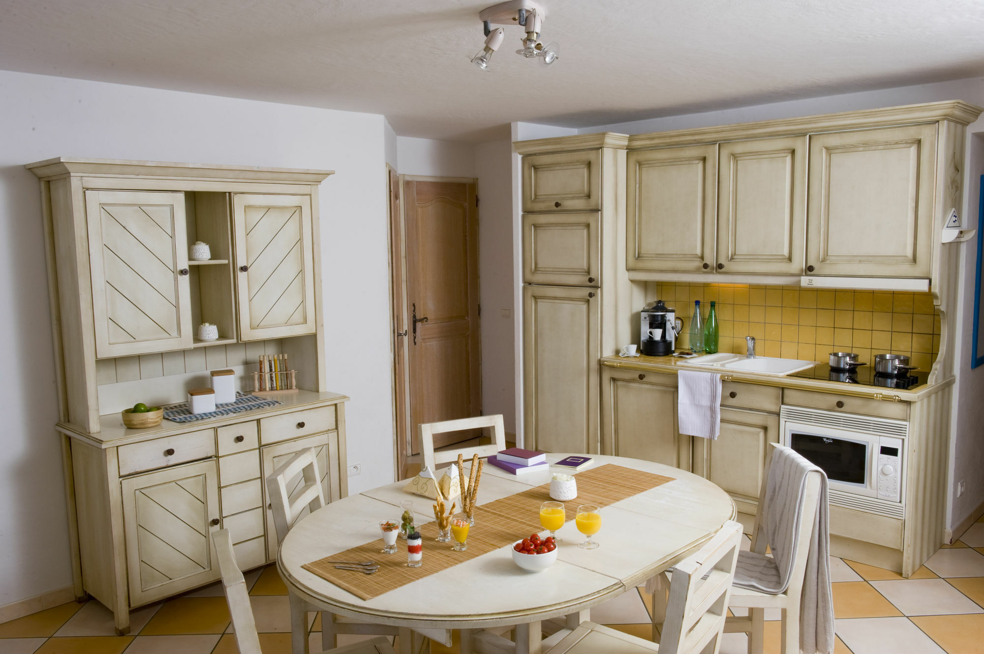 Standard Four-Room Duplex Apartment (7 People)