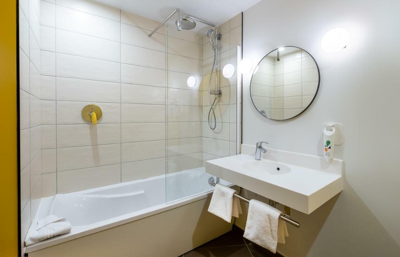 Standard Room with One Double Bed and Two Single Beds,845936396:JPEG
