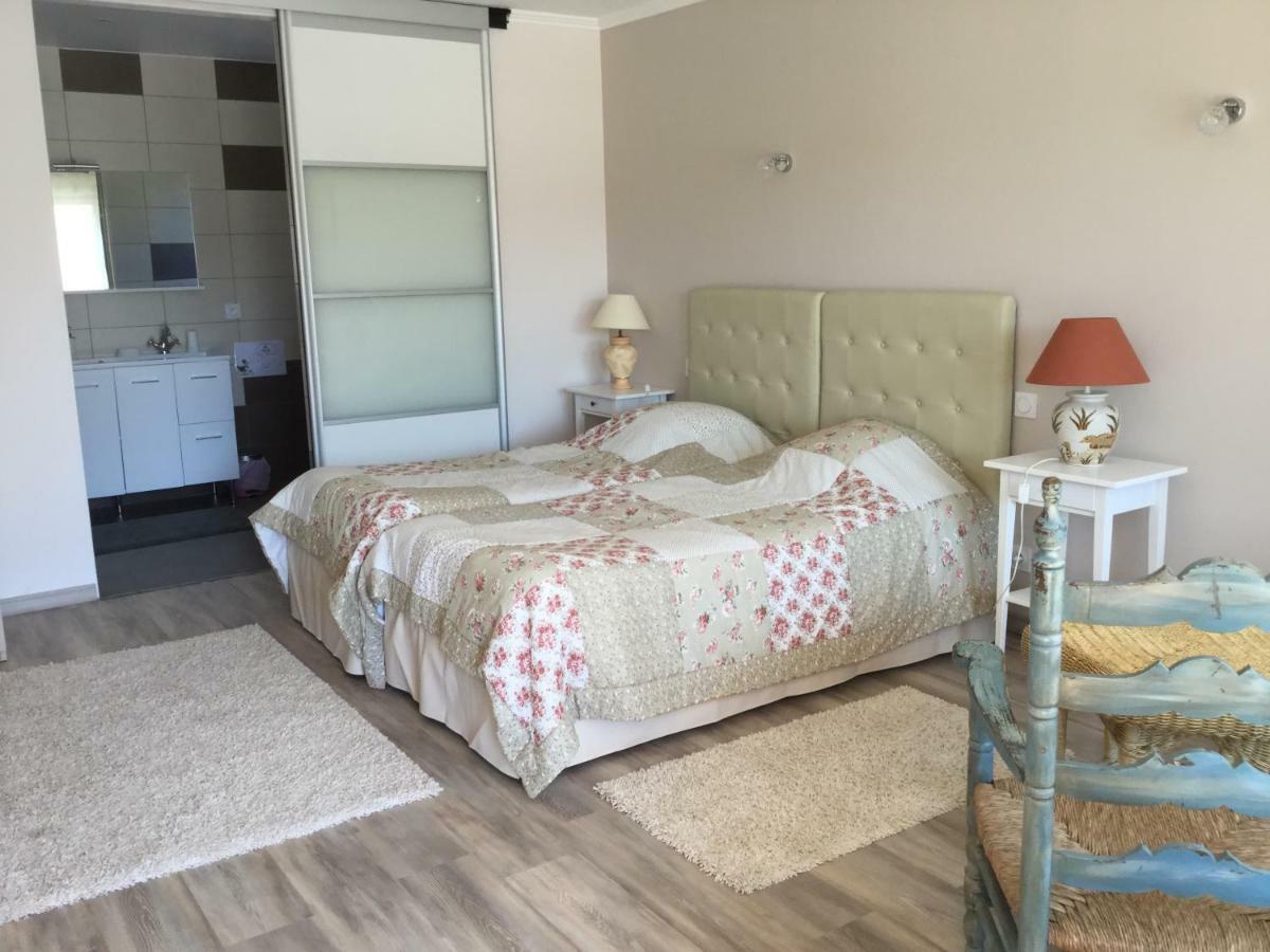 Zweibettzimmer mit Poolblick