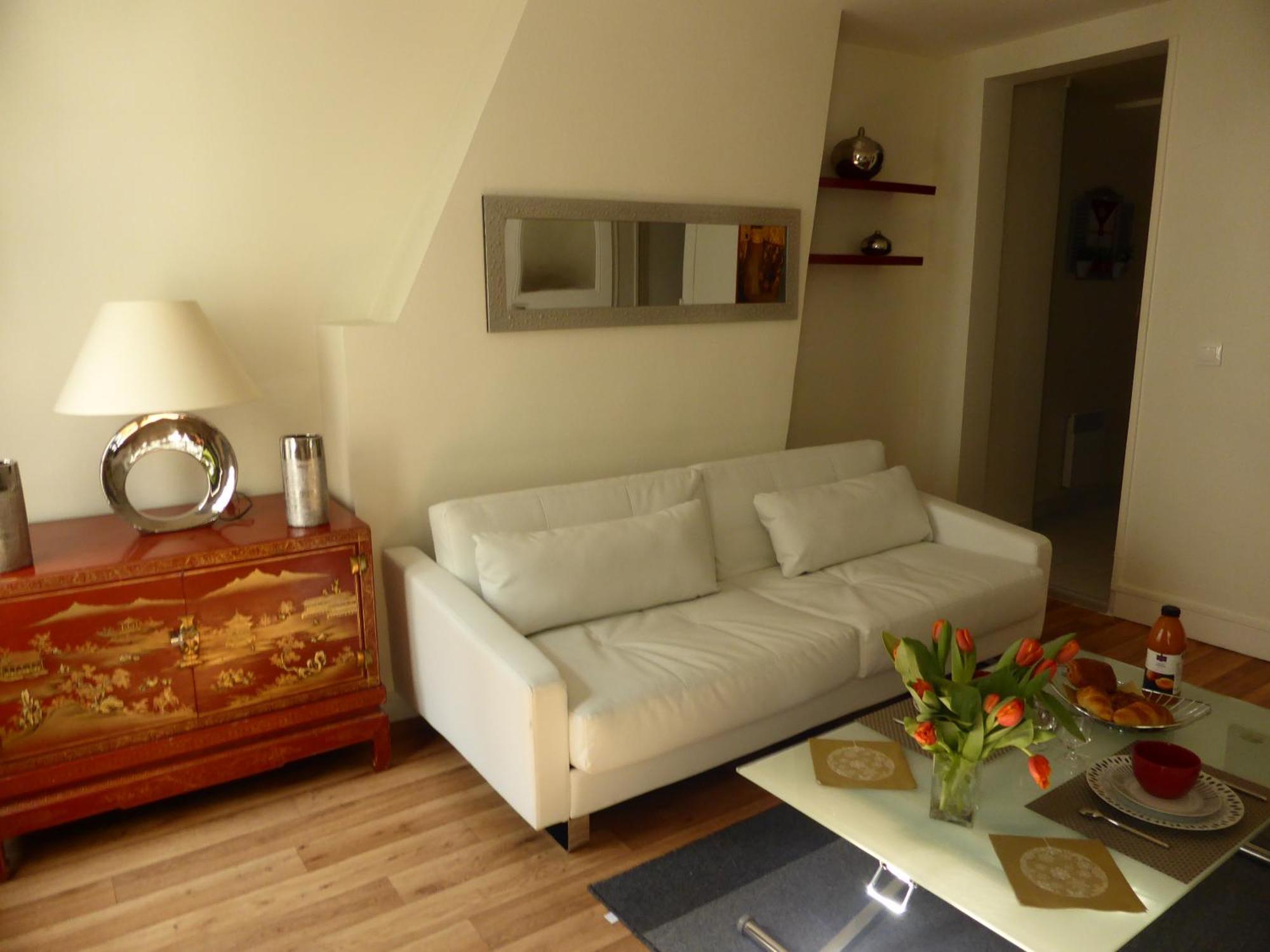 Habitación con cama extragrande.