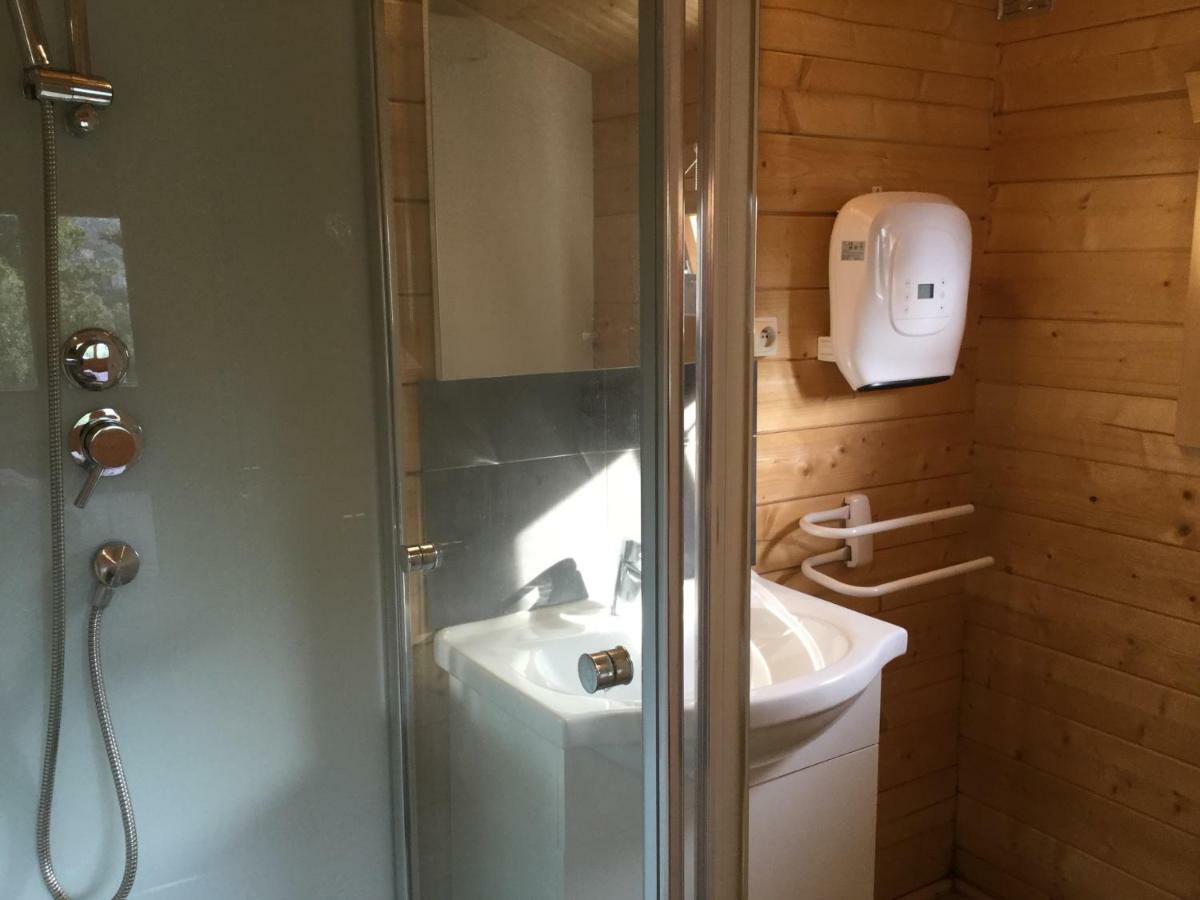Studio mit Poolblick
