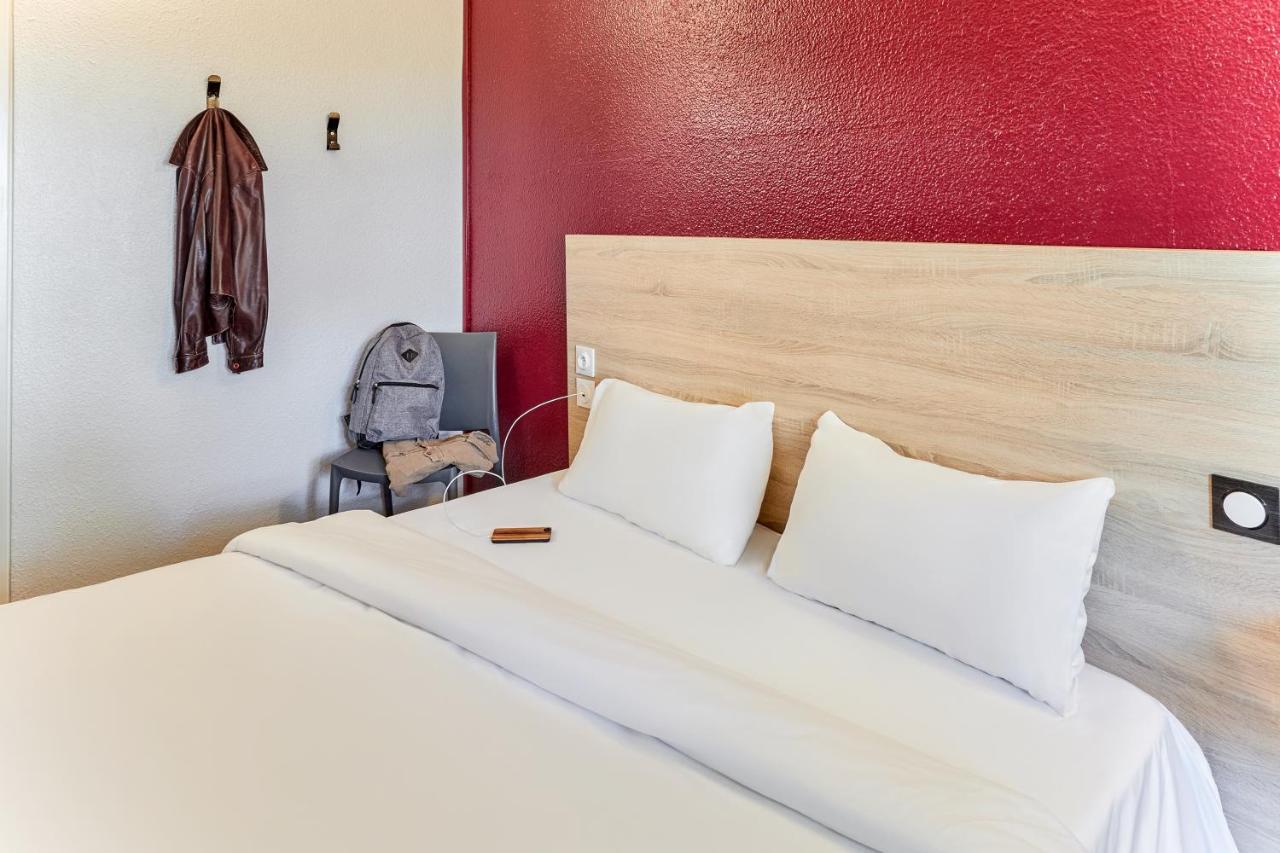 Tandem Room with Shared Bathroom