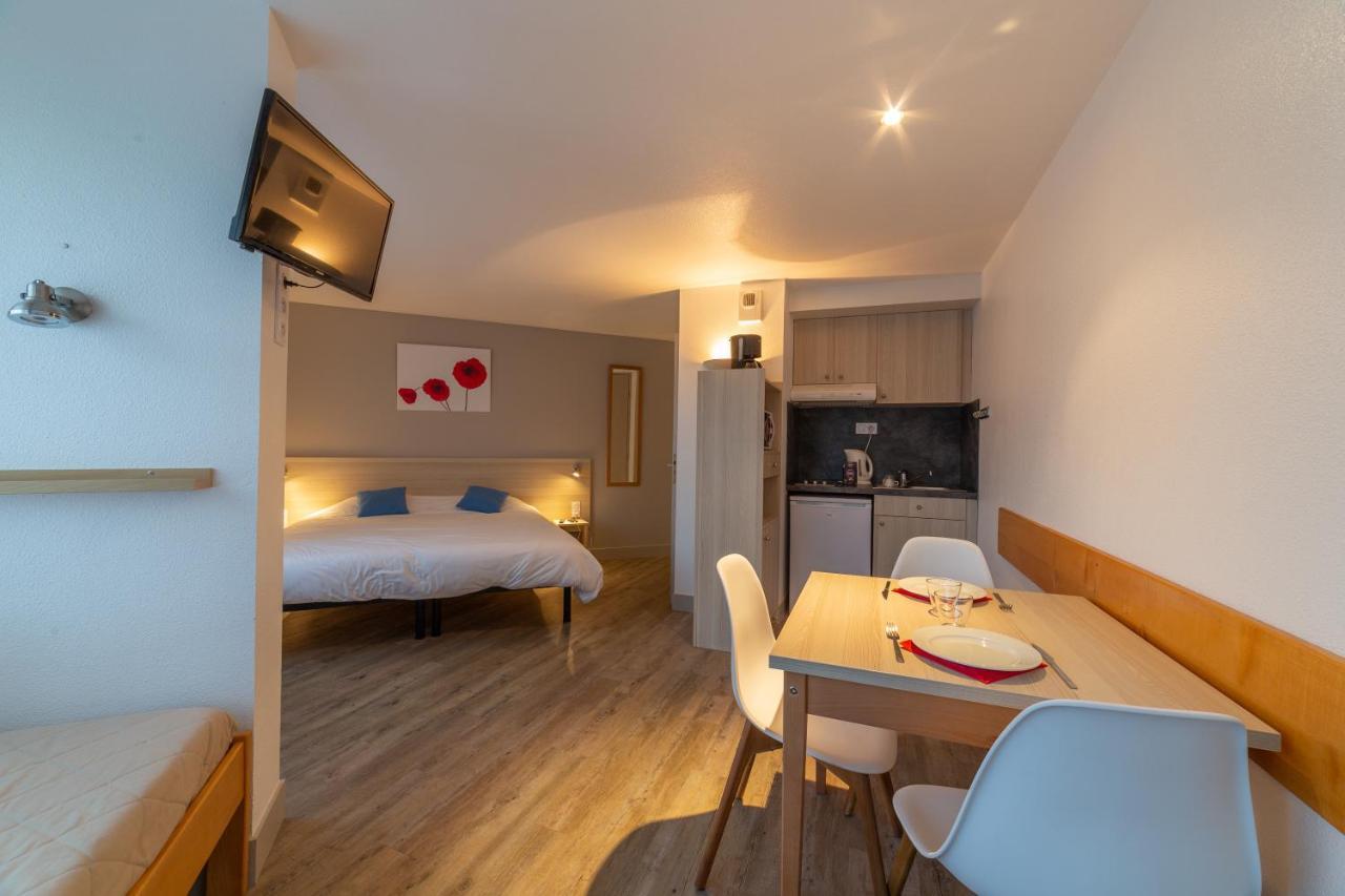 Studio (2 Adults),1138912189:JPEG