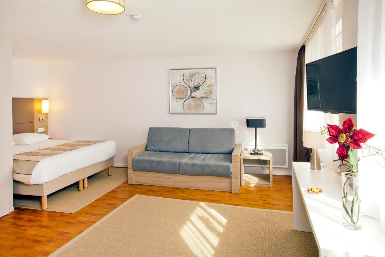 Large Studio (3 Adults),1208467771:JPEG