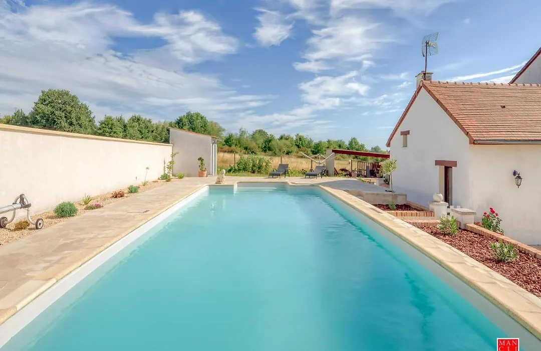 maison blanche piscine et petit déjeuner-1