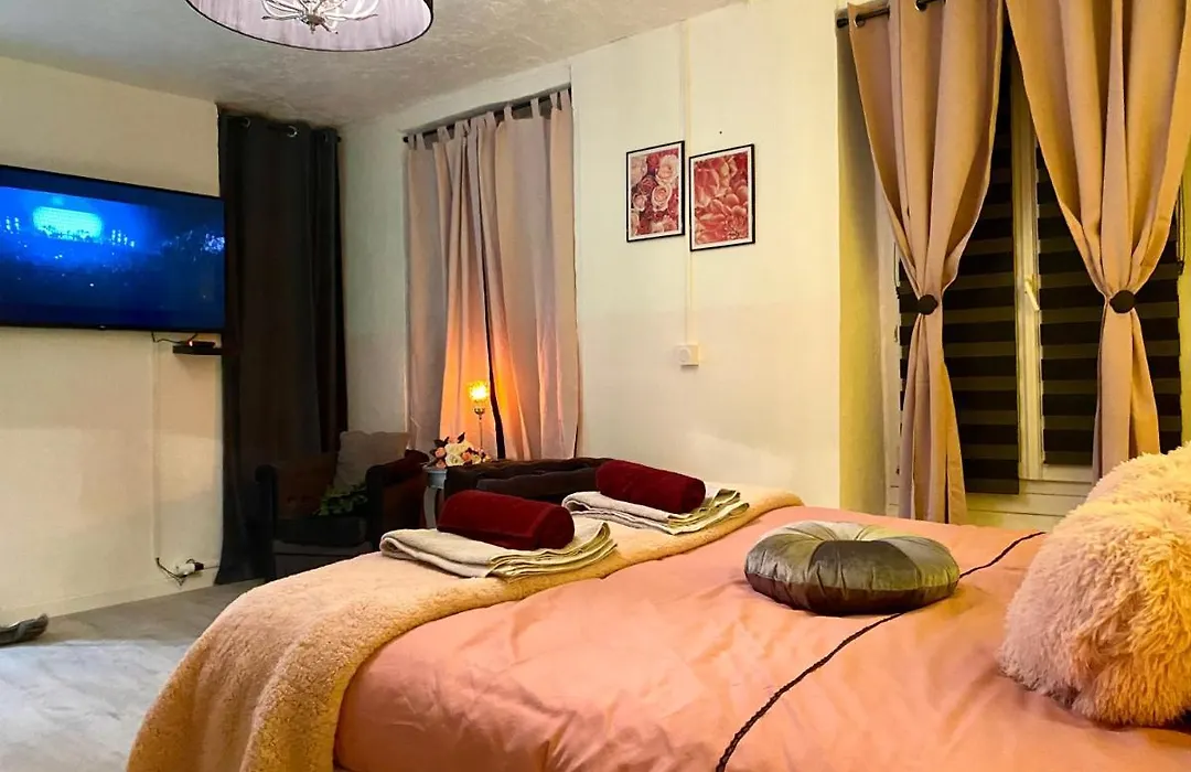 Cosy & Spa Appartement Luxe Jacuzzi Sauna Suite Cristal-1