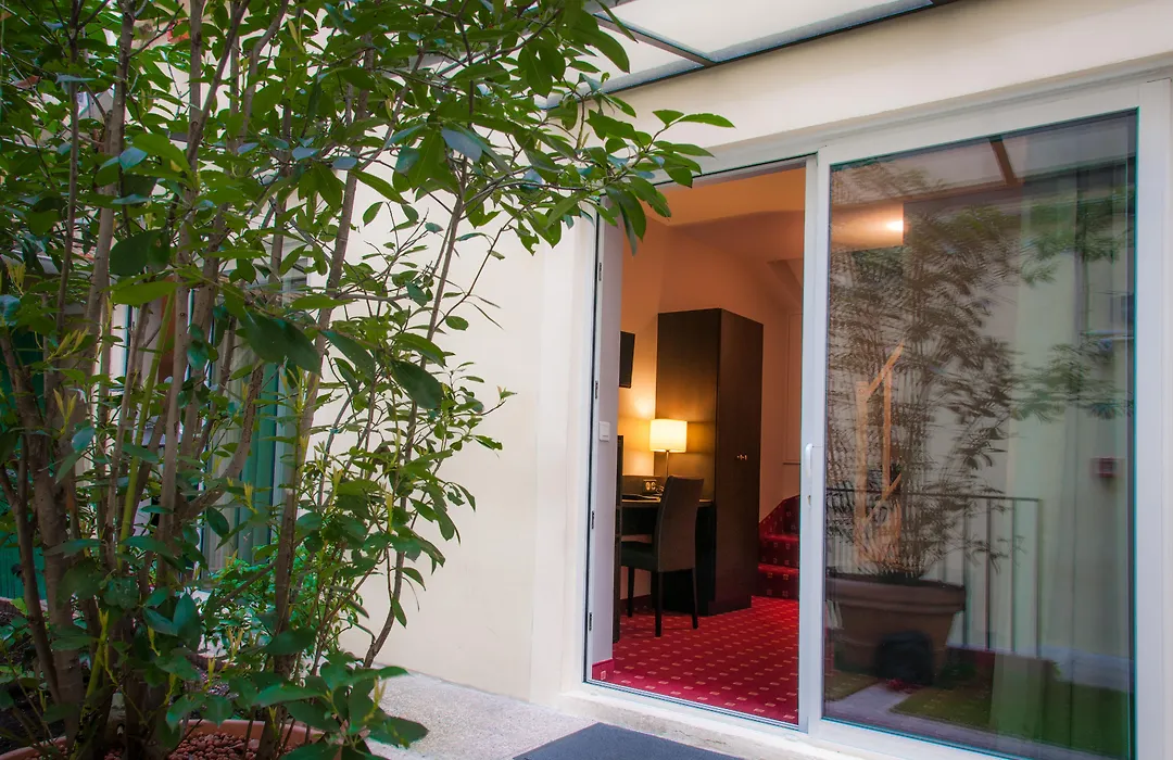 Hôtel des Deux Avenues-1