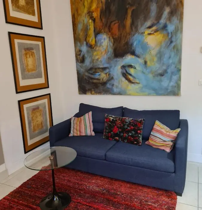 Suite indépendante avec 1 chambre et 1 bureau-1