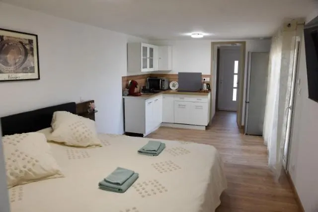 Maison d'hotes - chambre-kitchenette-salle de bain-espace extèrieur-1