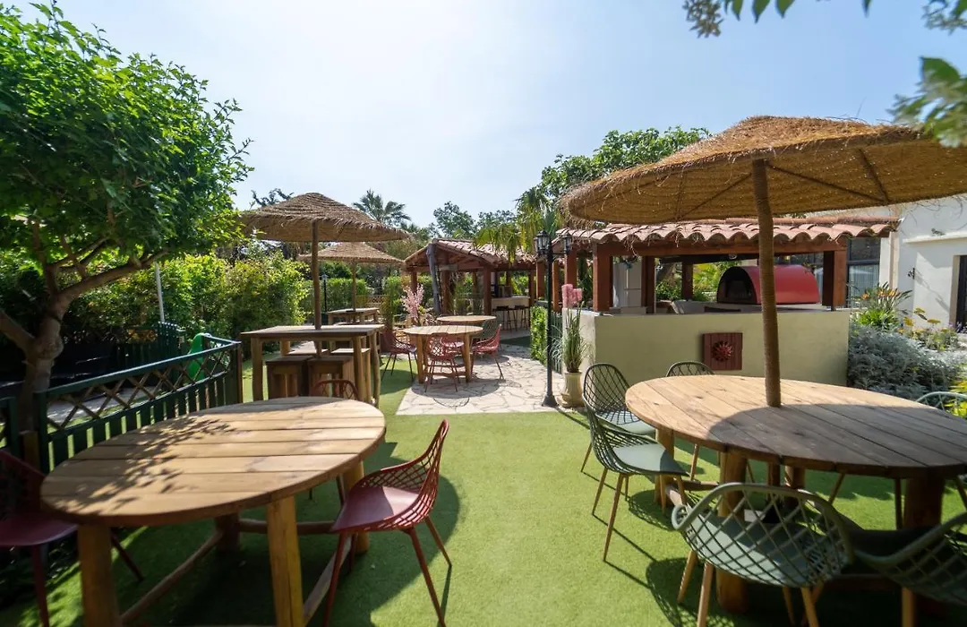Gîte Imagine Roussillon Résidence Privée avec Piscine - 8 personnes-1