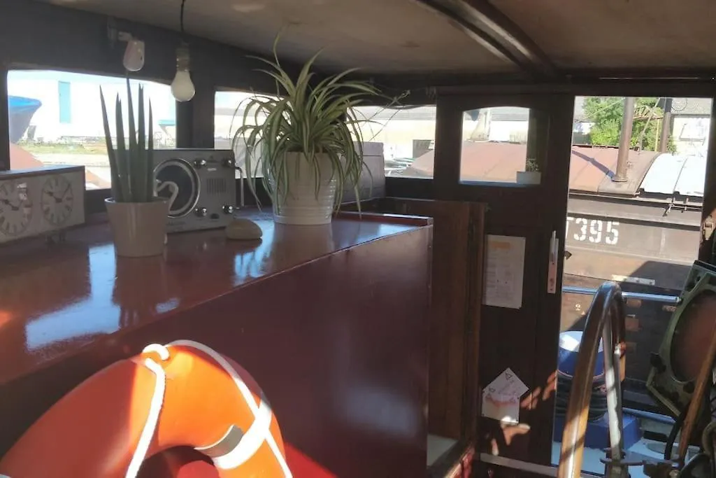Captain'S Cabin: Cosy Flat On A House Boat-1