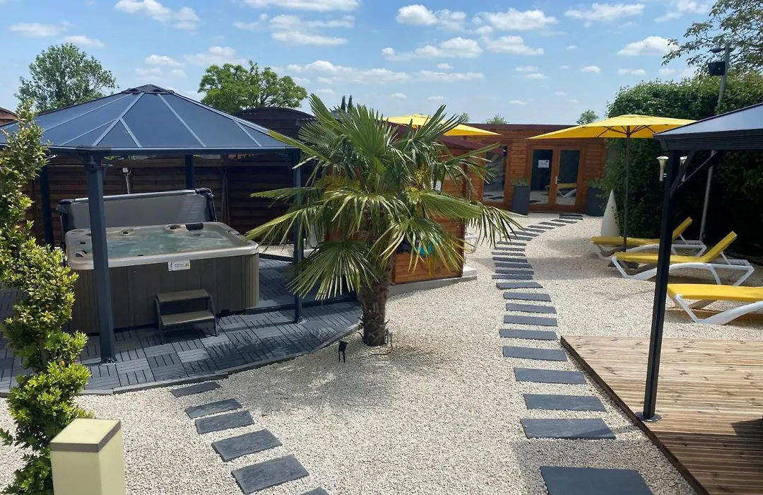 Hostellerie du Centrotel et Spa Bulles d'Allier-1